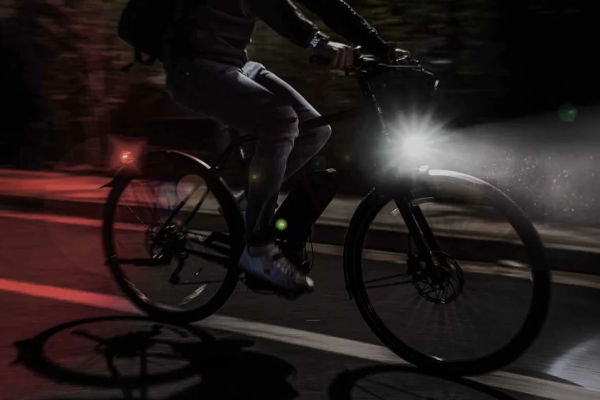 La batería de la bicicleta también alimenta las luces delantera y trasera